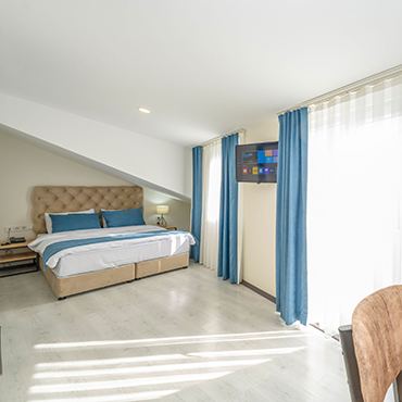 Balkonlu Triple Room